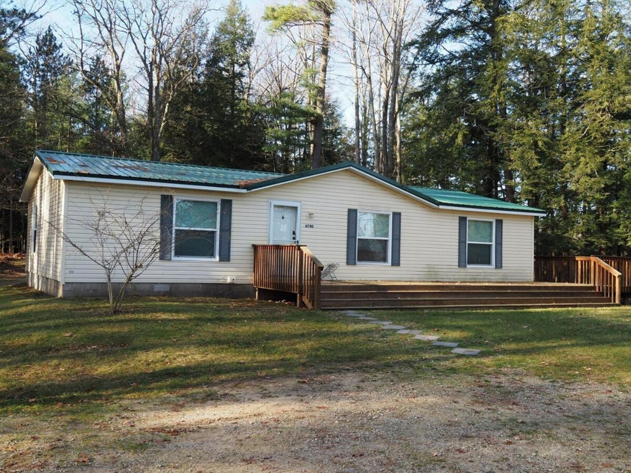 The Green Lake Getaway - Shared Lake Access! Interlochen Exterior photo